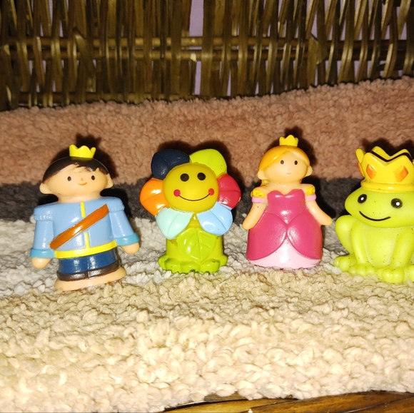 Frog princess finger puppets - Picture 3 of 3